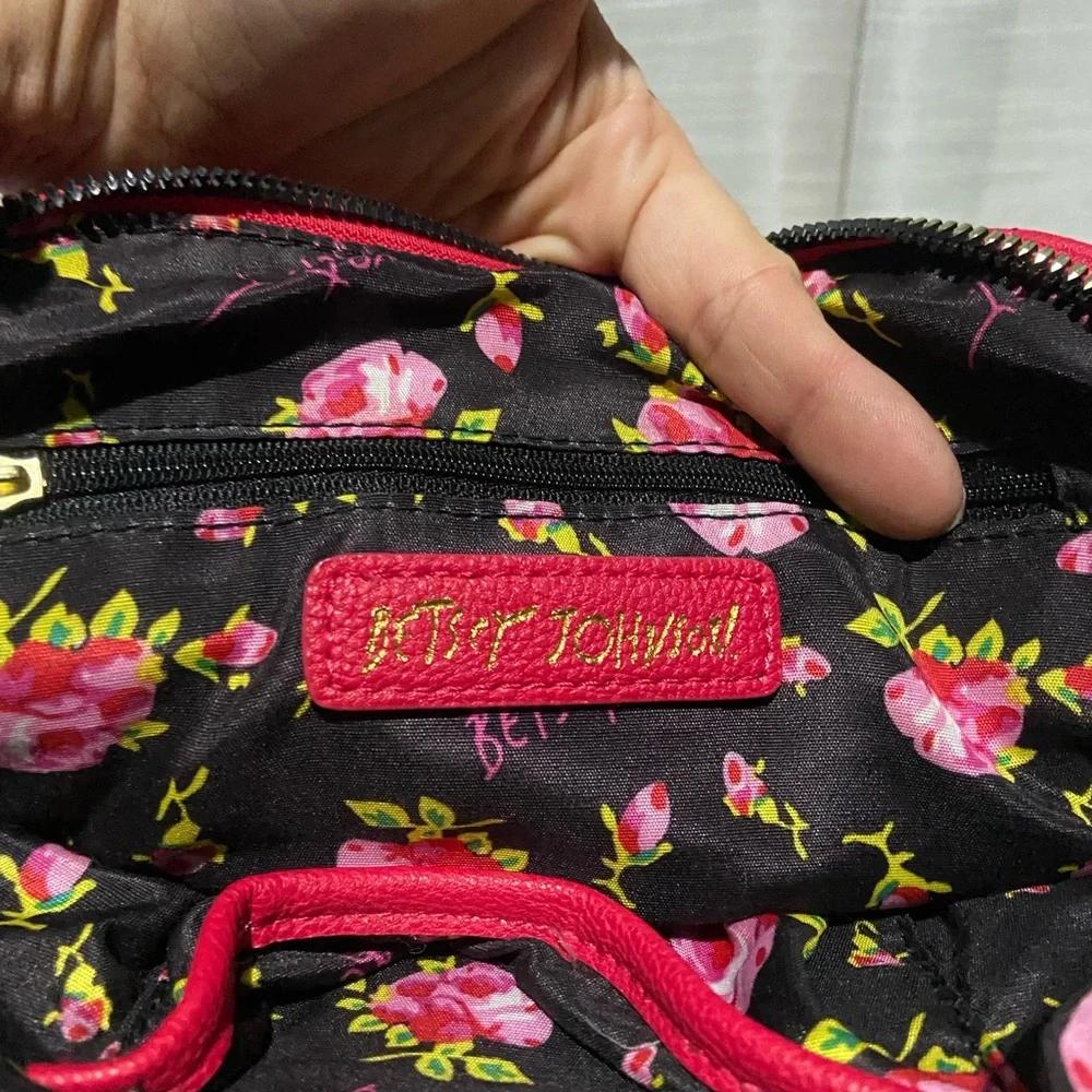 Betsey Johnson Red Heart Crossbody Bag - Picture 2 of 3
